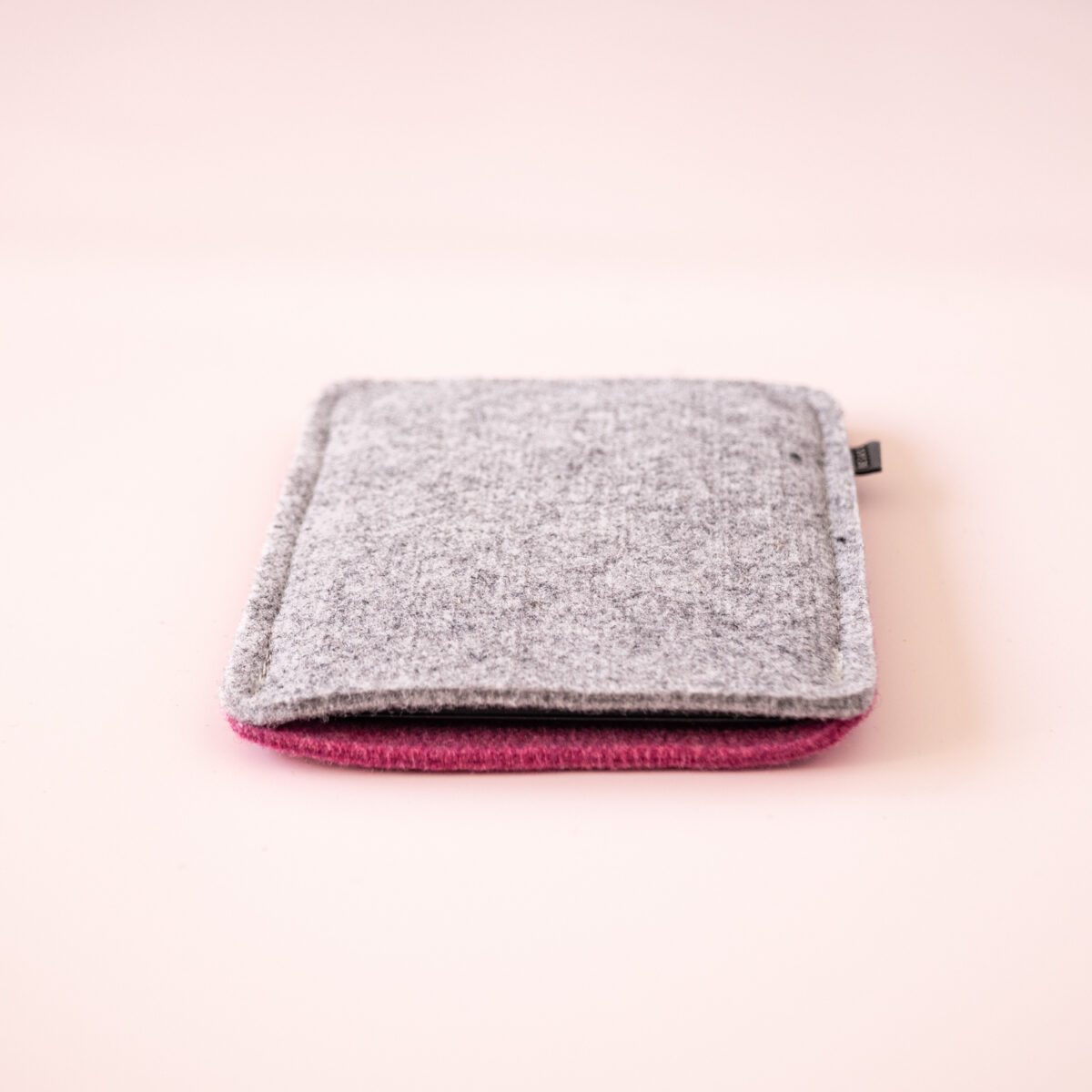 Kindle Paperwhite case made of hibiscus pink and light gray wool felt